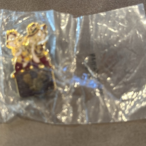 Chip & Dale Rescue Rangers Gold and Red Linited Edition Disney Pin NWOT - Picture 3 of 5